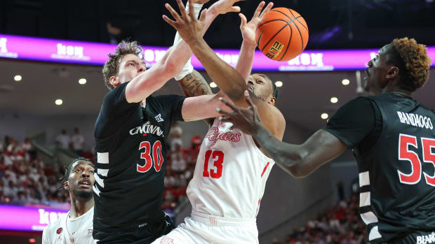 Feb 27, 2024; Houston, Texas, USA; Cincinnati Bearcats forward Viktor Lakhin (30) and Houston Cougars forward J'Wan Roberts (13) battle for the ball during the second half at Fertitta Center. Mandatory Credit: Troy Taormina-USA TODAY Sports
